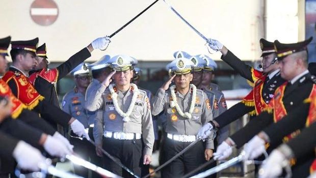 Irjen Firman Shantyabudi serahkan jabatan Kakorlantas ke Kapolri Jenderal Listyo Sigit Prabowo dan Farewell Parade-nya dengan Plh Kakorlantas Brigjen Aan Suhanan.