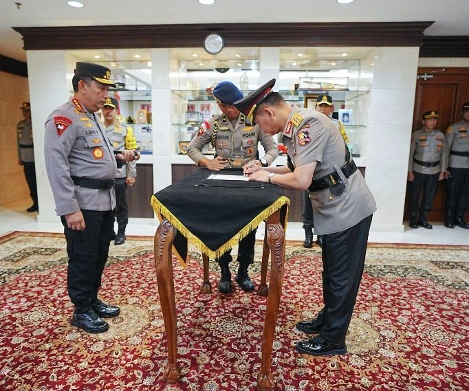 Irjen Firman Shantyabudi serahkan jabatan Kakorlantas ke Kapolri Jenderal Listyo Sigit Prabowo dan Farewell Parade-nya dengan Plh Kakorlantas Brigjen Aan Suhanan.