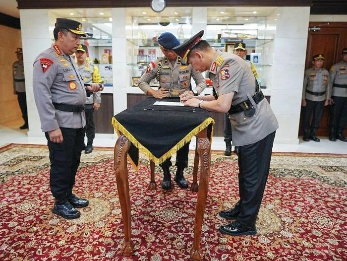 Irjen Firman Shantyabudi serahkan jabatan Kakorlantas ke Kapolri Jenderal Listyo Sigit Prabowo dan Farewell Parade-nya dengan Plh Kakorlantas Brigjen Aan Suhanan.