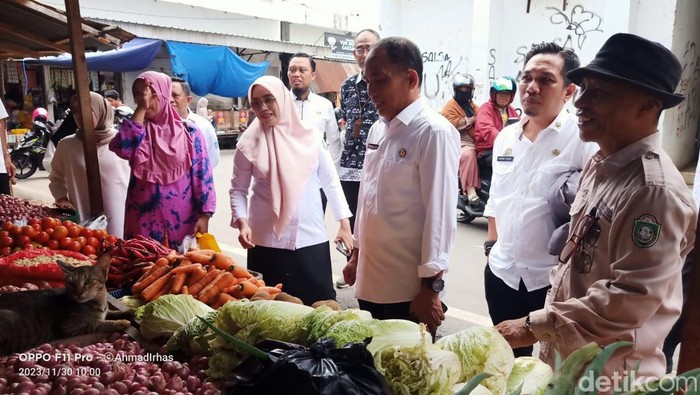Jajaran Pemkot Parepare melakukan pemantauan di Pasar Lakessi jelang Nataru 2024.