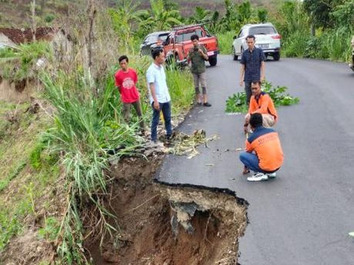 Jalan ke Muaradua Kisam OKU Selatan amblas.