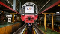 Seorang teknisi memeriksa lokomotif saat perawatan di Dipo Lokomotif Cipinang, Jakarta Timur, Jumat (1/12/2023).