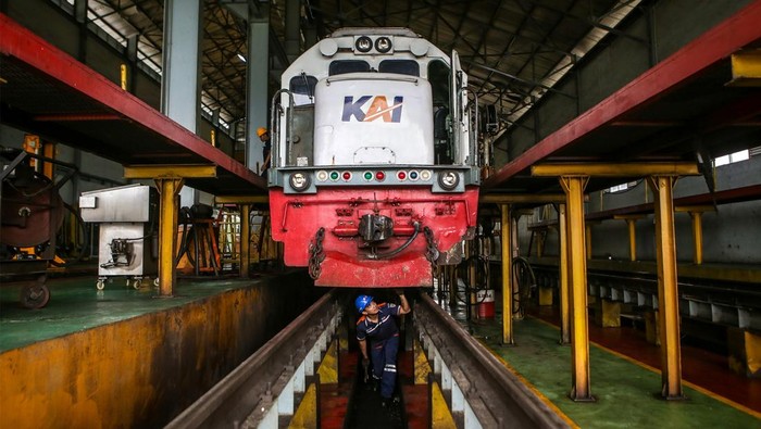 Teknisi melakukan perawatan di Dipo Lokomotif Cipinang, Jakarta Timur, Jumat (1/12/2023). PT Kereta Api Indonesia menambah sebanyak 34 perjalanan kereta api jarak jauh dengan total ketersediaan tempat duduk sebanyak 311.856 kursi selama periode Natal dan tahun baru 2024. ANTARA FOTO/Erlangga Bregas Prakoso/wpa/nym.
