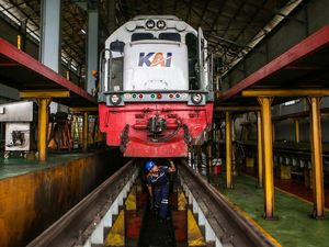 Jelang Nataru, KAI Lakukan Perawatan Lokomotif