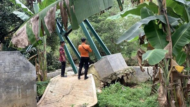 Jembatan rusak di Sukaraja, Kabupaten Bogor