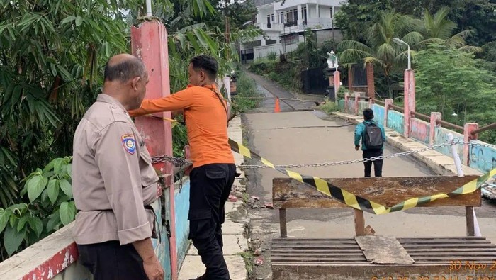 Jembatan rusak di Sukaraja, Kabupaten Bogor