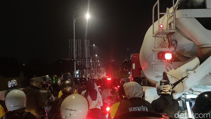 Jl Raya Pasar Minggu arah Tanjung Barat macet parah (Dwi Rahmawati/detikcom)
