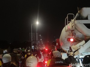 Jl Raya Pasar Minggu Arah Tanjung Barat Macet, Pengendara Stuck di Tapal Kuda