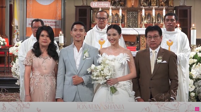 Sebelumnya, Jonatan Christie dan Shanju mengumumkan pertunangan mereka pada 26 Desember 2021. Hubungan asmara yang awalnya tertutup ini pelan-pelan mulai berani mereka buka ke publik. Foto: YouTube Viding