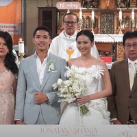 Sebelumnya, Jonatan Christie dan Shanju mengumumkan pertunangan mereka pada 26 Desember 2021. Hubungan asmara yang awalnya tertutup ini pelan-pelan mulai berani mereka buka ke publik. Foto: YouTube Viding