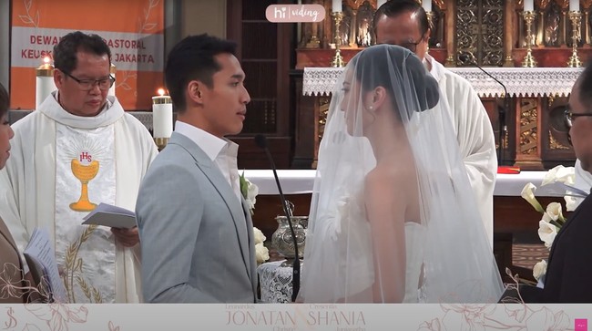 Atlet badminton Jonatan Christie dan penyanyi Shania Junianatha mengikat janji suci ci Gereja Katedral, Jakarta Pusat. Jonatan dan Shanju memilih tampilan simple namun elegan untuk hari istimewa mereka. Foto: YouTube Viding