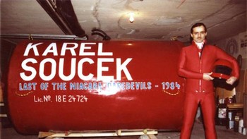 Lahir tahun 1947 di bekas Cekoslowakia, stuntman profesional asal Kanada ini terkenal karena melintasi Air Terjun Niagara dengan tong penyerap guncangan khusus yang ia ciptakan. Setahun kemudian di 1985, Karel Soucek melakukan aksi lainnya. Tertutup dalam tongnya, dia dijatuhkan dari ketinggian 180 kaki di atas Houston Astrodome ke dalam tangki air. Namun alih-alih mendarat di tengah tangki, tong itu mengenai tepi tangki dan Soucek terluka parah. Ia meninggal beberapa jam setelahnya. Foto: 25List