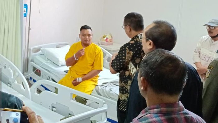 Kasatpol PP Surabaya M Fikser menemui anggotanya yang menjadi korban tendangan kungfu oknum buruh.