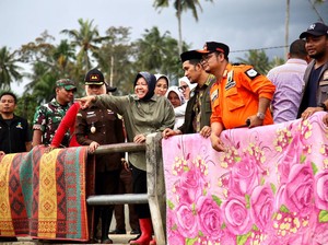 Menso Risma Beri Santunan ke Korban Banjir di Aceh Tenggara