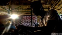 Warga Desa Pulisan, Kabupaten Minahasa Utara, Sulawesi Utara ini sudah ‘menyulap’ barang bekas jadi barang-barang cantik sejak 2017.