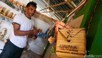 Produk yang dihasilkan pun juga beragam mulai dari miniatur pohon kelapa, kapal layar, mangkuk, gantungan kunci, gelas, celengan dan produk lainnya. Produk yang dihasilkan Dolvi pun juga pernah mejeng di salah satu pameran di Jakarta.