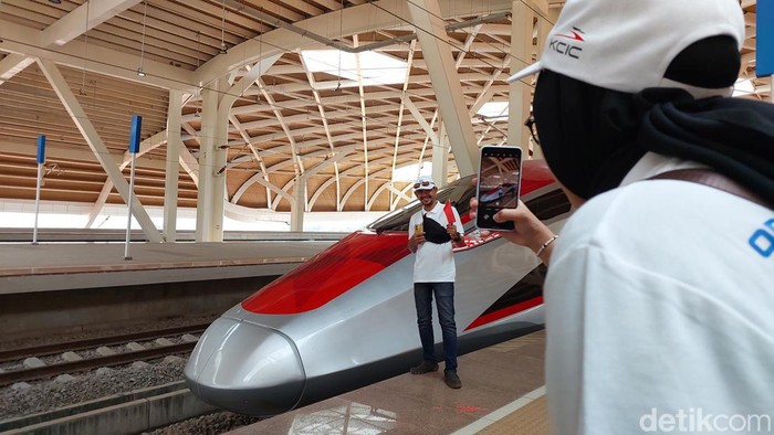 Kereta Cepat Jakarta Bandung, Woosh.