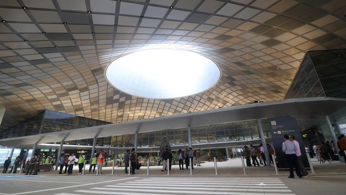 Kesiapan operasional bandara Kediri Petugas berjalan di kawasan Bandara Internasional Dhoho yang akan segera beroperasi di Kediri, Jawa Timur, Jumat (1/12/2023). Bandara Internasional Dhoho Kediri yang memiliki landasan pacu terpanjang se-Indonesia yaitu 3.300 meter tersebut akan segera beroperasi sehingga diharapkan dapat melayani jumlah penerbangan yang banyak untuk mendukung industri pariwisata dan perekonomian nasional. ANTARA FOTO/Prasetia Fauzani/nym.