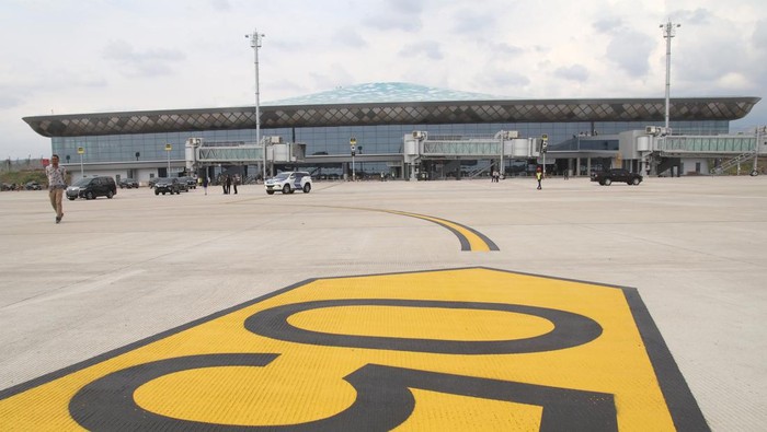 Kesiapan operasional bandara Kediri Petugas berjalan di kawasan Bandara Internasional Dhoho yang akan segera beroperasi di Kediri, Jawa Timur, Jumat (1/12/2023). Bandara Internasional Dhoho Kediri yang memiliki landasan pacu terpanjang se-Indonesia yaitu 3.300 meter tersebut akan segera beroperasi sehingga diharapkan dapat melayani jumlah penerbangan yang banyak untuk mendukung industri pariwisata dan perekonomian nasional. ANTARA FOTO/Prasetia Fauzani/nym.