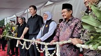 Dari kiri ke kanan: Direktur PT HM Sampoerna Tbk Elvira Lianita, Presiden Direktur PT HM Sampoerna Tbk Vassilis Gkatzelis, Gubernur Jatim Khofifah Indar Parawansa, dan Pj Bupati Pasuruan Andriyanto saat memotong pita tanda peresmian 10.550 panel surya.