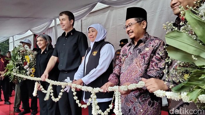 Khofifah resmikan ribuan panel surya di PT HM Sampoerna Khofifah resmikan ribuan panel surya di PT HM Sampoerna