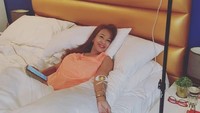 Meski sudah dinyatakan remisi dari kanker paru-parunya, Kiki Fatmala tetap masih harus rutin untuk melakukan cek darah. Selain itu, ia juga melakukan pemeriksaan kesehatan secara menyeluruh. (Foto: Instagram @qq_fatmala)