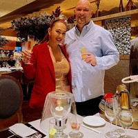 Kiki Fatmala meninggal dunia di usia 56 tahun pada Jumat (1/12/2023), karena komplikasi kanker. Ia didiagnosa mengidap kanker paru-paru stadium 4 sejak November 2021. Foto: Instagram/@qq_fatmala