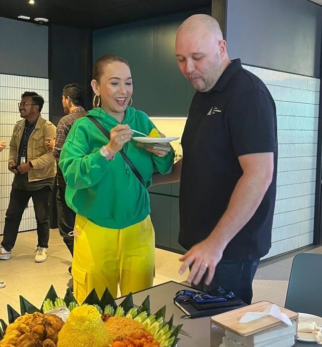 Christopher merupakan sosok suami yang setia mendampinginya kala susah dan senang. Di tengah perjuangannya melawan kanker, Kiki Fatmala beberapa kali menunjukkan kemesraannya dengan pria bule itu. Foto: Instagram/@qq_fatmala