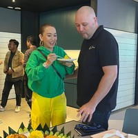 Christopher merupakan sosok suami yang setia mendampinginya kala susah dan senang. Di tengah perjuangannya melawan kanker, Kiki Fatmala beberapa kali menunjukkan kemesraannya dengan pria bule itu. Foto: Instagram/@qq_fatmala