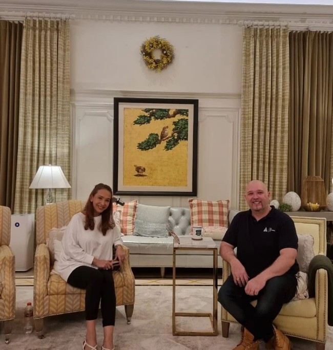 Dalam sebuah wawancara pada 4 Maret 2021, Kiki Fatmala menyebut mau menikah dengan pria berdarah Skotlandia dan Tiongkok itu karena merasa cocok dan bisa menerima kekurangan masing-masing. Foto: Instagram/@qq_fatmala