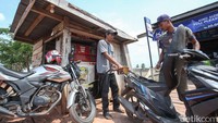 Transmigran asal Lamongan, Jawa Timur ini, membantu perekonomian masyarakat di desanya dengan menjadi mitra UMi.