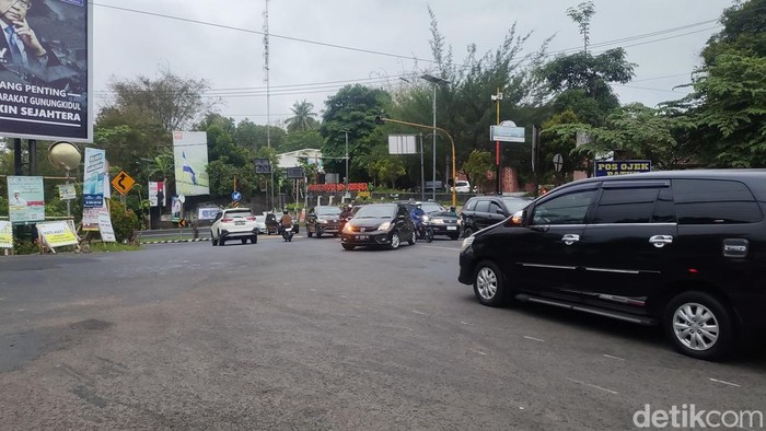 Kondisi arus lalin di perempatan Patuk, Jumat (1/12/2023), pukul 17.12 WIB.