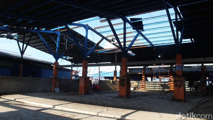 Kondisi di TPI Paotere Makassar.