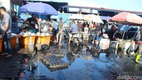 Sampah juga terlihat berserakan di mana-mana. Meski begitu, pedagang dan pembeli masih tetap ramai bertransaksi. Foto: (Rania Al-Syam/detikSulsel)