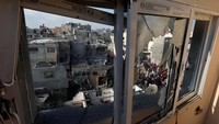 Perang Israel-Hamas Palestina yang meletus sejak 7 Oktober 2023 telah memakan banyak korban, terutama dari pihak Palestina. Jumlahnya mencapai 15.000 lebih. Sementara itu, sebanyak 7.000 lainnya masih hilang di bawah reruntuhan. Jumlah korban tewas mencakup 6.150 anak dan 4.000 perempuan ditambah dengan jumlah jasad yang berserakan di jalan-jalan. Disebutkan juga sebanyak 207 staf medis dan 26 anggota tim penyelamat pertahanan sipil, serta 70 jurnalis tewas. REUTERS/Mohammed Salem