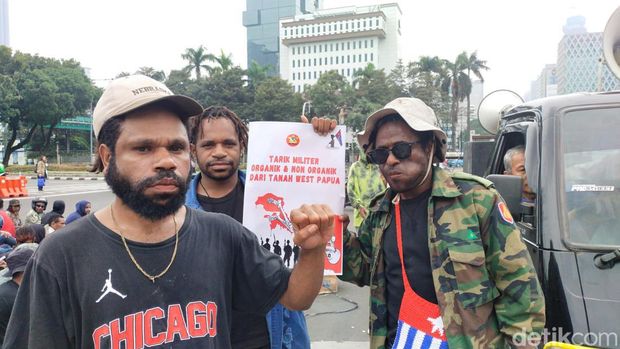 Koordinator lapangan aksi, Pilamo , menyampaikan tuntutan demo Aliansi Mahasiswa Papua di Patung Kuda