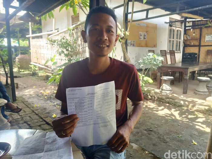 Korban pembobolan rekening, I Made Dwi Jana Putra warga Kelurahan Dauhwaru, Kecamatan Jembrana, Kabupaten Jembrana saat ditemui detikBali, Jumat (1/12/2023). (I Putu Adi Budiastrawan/detikBali)