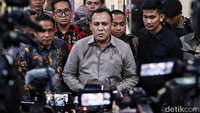 Begitu keluar, Firli langsung menghampiri awak media yang sudah menunggu.  