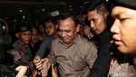 Lambaian Tangan Firli Usai Diperiksa 10 Jam di Kasus Pemerasan SYL