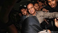 Firli keluar gedung Bareskrim dengan pengawalan ketat petugas.  