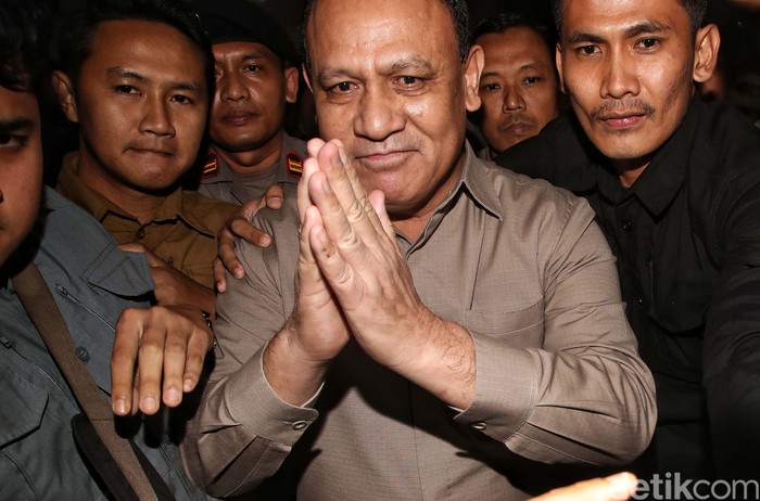 Firli Bahuri telah selesai menjalani pemeriksaan selama 10 jam soal kasus dugaan pemerasan mantan Mentan Syahrul Yasil Limpo (SYL) di Bareskrim Polri, Jumat (1/12/2023). Firli keluar dengan melambaikan tangannya.