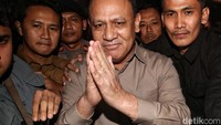 Firli juga sempat menyapa awak media dengan menelangkupkan telapak tangannya.  