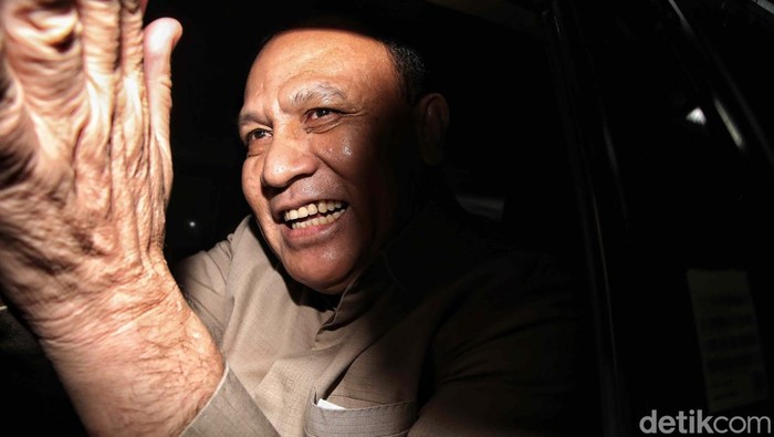 Firli Bahuri telah selesai menjalani pemeriksaan selama 10 jam soal kasus dugaan pemerasan mantan Mentan Syahrul Yasil Limpo (SYL) di Bareskrim Polri, Jumat (1/12/2023). Firli keluar dengan melambaikan tangannya.