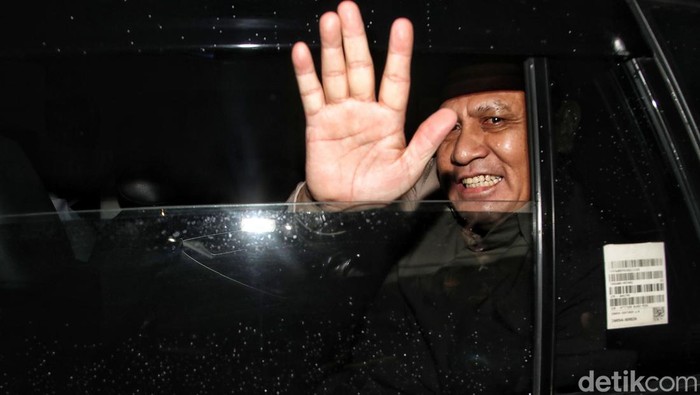 Firli Bahuri telah selesai menjalani pemeriksaan selama 10 jam soal kasus dugaan pemerasan mantan Mentan Syahrul Yasil Limpo (SYL) di Bareskrim Polri, Jumat (1/12/2023). Firli keluar dengan melambaikan tangannya.