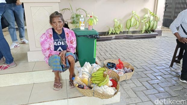 Lebrina Amnesi saat menunggu Ganjar di rumah makan Selera, Jalan Suprapto, Kecamatan Oebobo. (Yufengki Bria/detikBali).