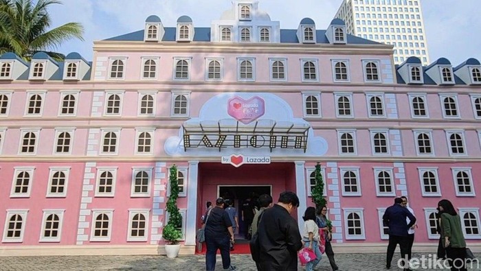 Laz Hotel jadi bagian dari acara Lazada Fest 2023. Laz Hotel berdiri di Lobby Utara Senayan City, Jakarta Pusat. Lokasi ini menawarkan pengalaman belanja unik dari Lazada.