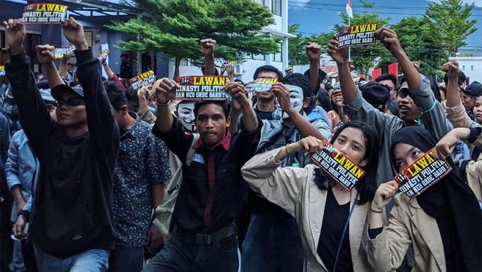 Mahasiswa dari berbagai kampus menggelar mimbar demorasi di Universitas Abdul Aziz Lamadjido, Palu, Sulawesi Tengah, Jumat (1/12/2023). Mimbar demokrasi itu untuk menolak politik dinasti.