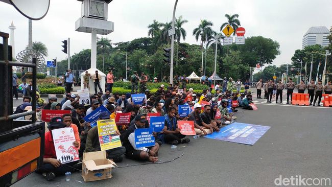 Mahasiswa Papua demo di Patung Kuda, Jumat (1/12/2023), lalu lintas ke istana ditutup.