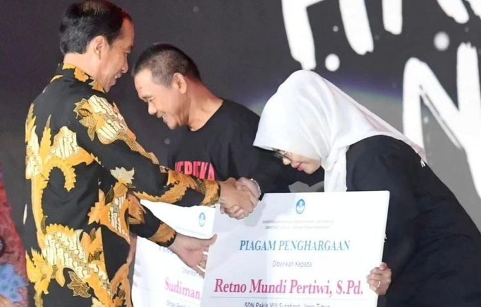 Mahasiswa PPG Daljab Unesa Terima Penghargaan dari Jokowi