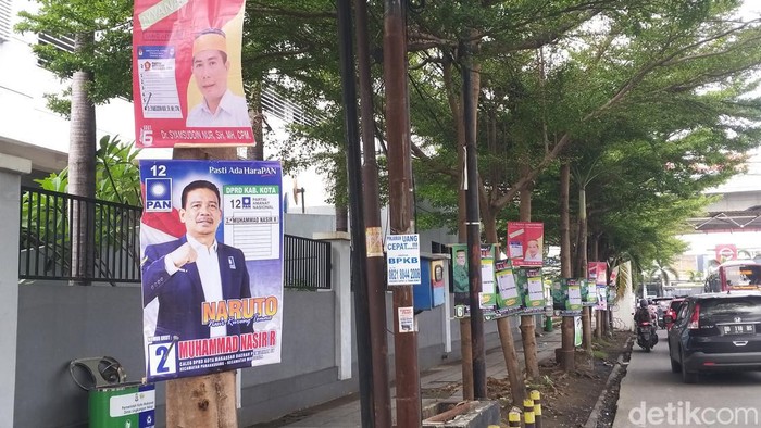 Marak spanduk caleg dipaku di pohon di Makassar, Sulsel.